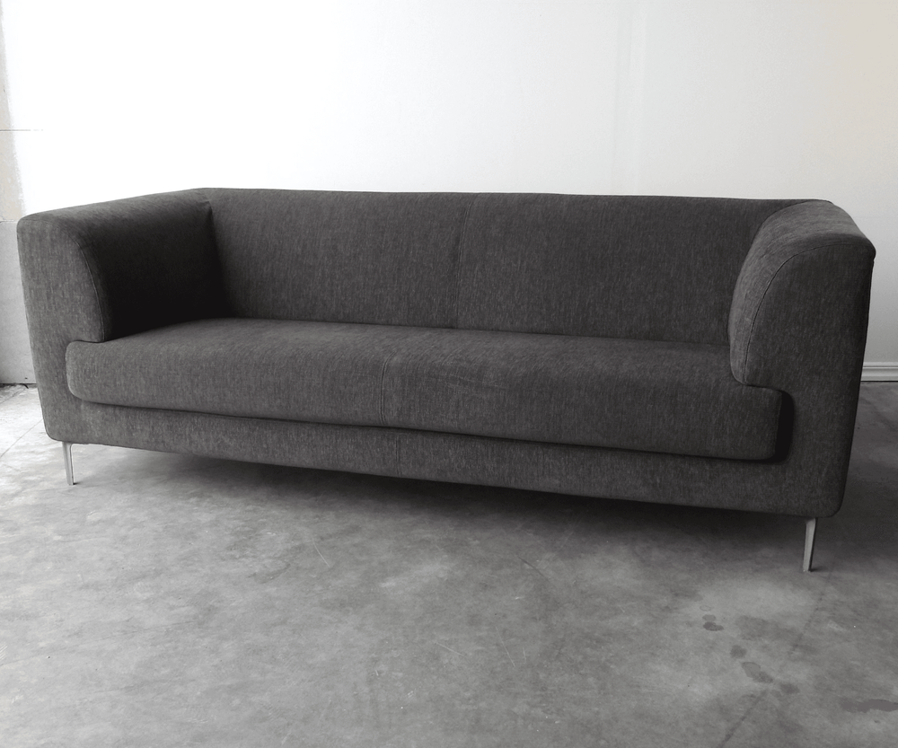 Begagnad soffa Mussi Furninova från i grått tyg. Mått: Bredd 200 cm, Djup 85 cm, Höjd 73 cm, Sitthöjd 42 cm.