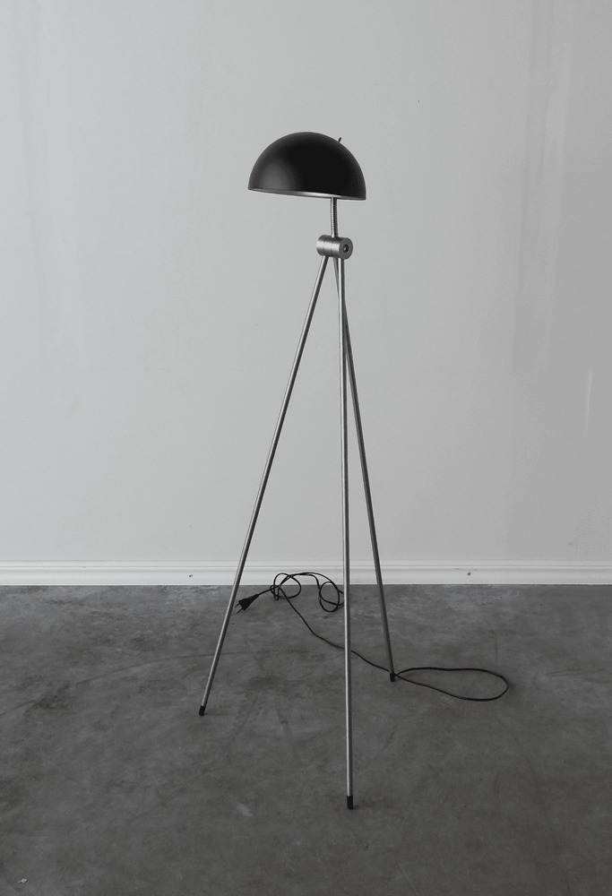 Begagnad golvlampa Radon från Lightyears i svart. Mått: Bredd 47 cm, Djup 47 cm, Höjd 120 cm. 