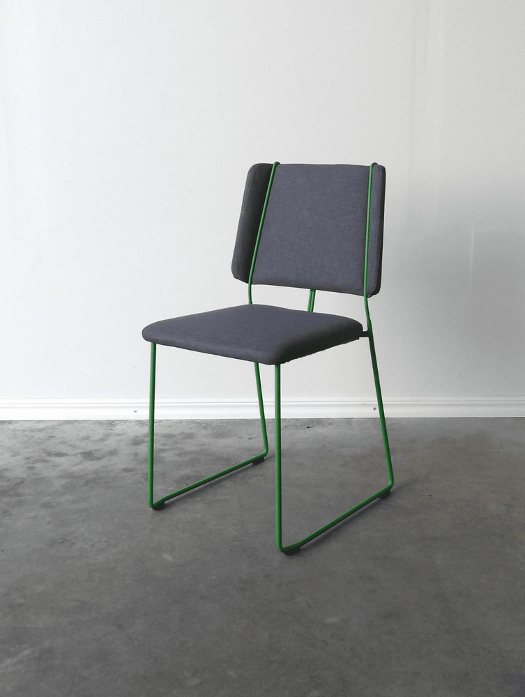 Begagnad konferensstol Frankie från Johanson Design. Klädd i grå textil med grönt stativ. Mått: Bredd: 45,5 cm. Djup: 49,5 cm. Höjd: 82 cm. Sitthöjd: 47 cm.