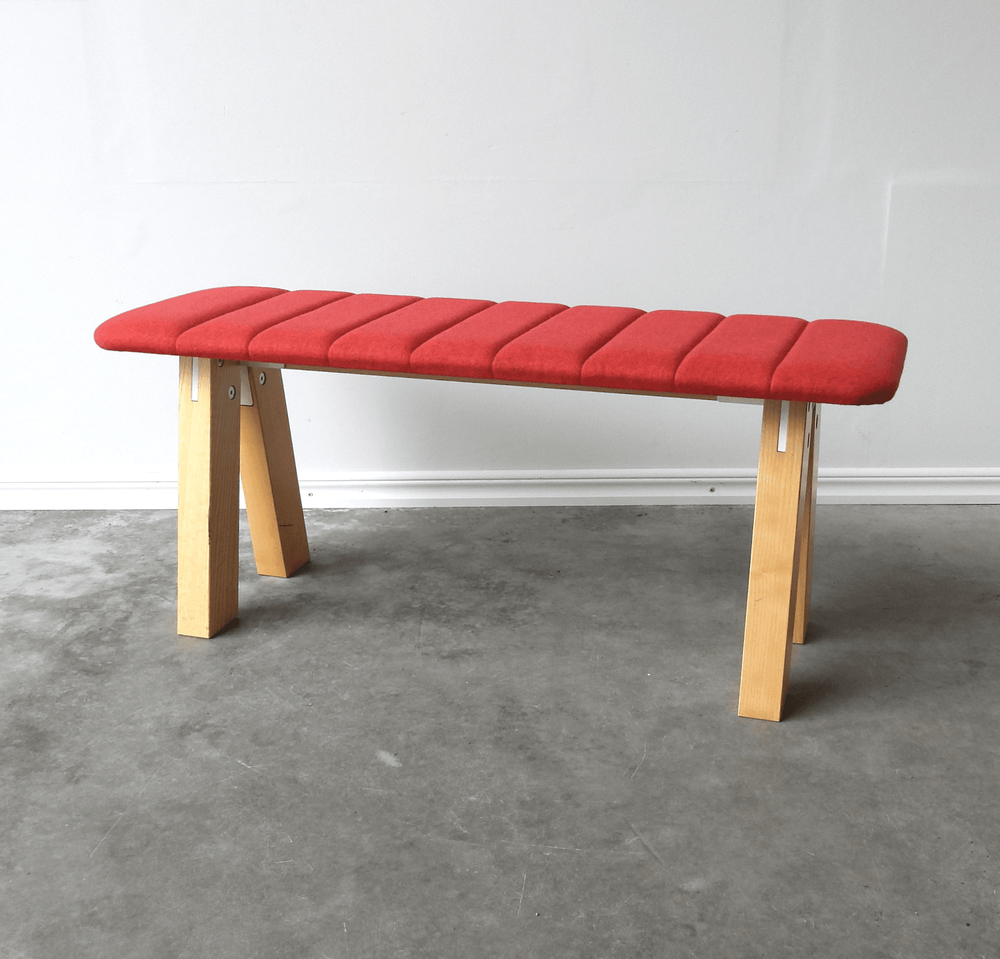 Begagnad sittbänk Collaborate från EFG i rött tyg och askträ. Mått: Bredd 113, Djup 37 cm, Höjd 46 cm. 