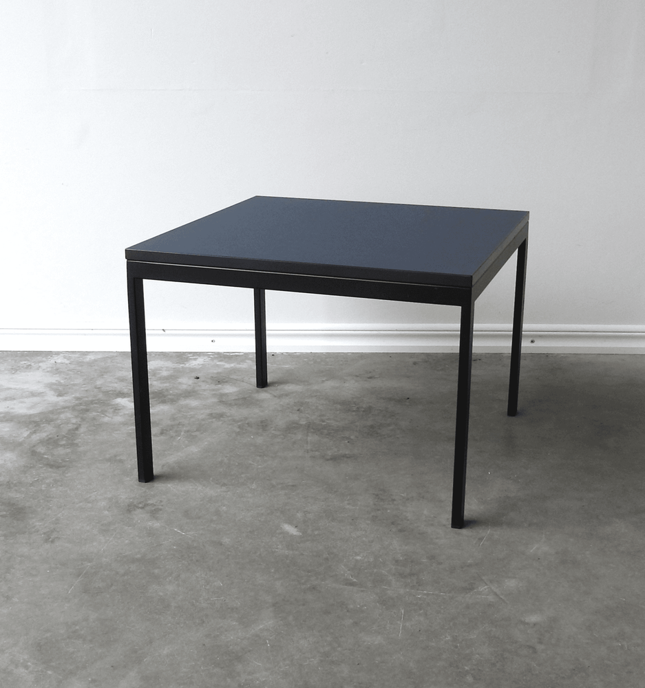 Begagnat soffbord Create från EFG i blått. Mått: bredd 57 cm, djup 57 cm, höjd 41.5 cm. 