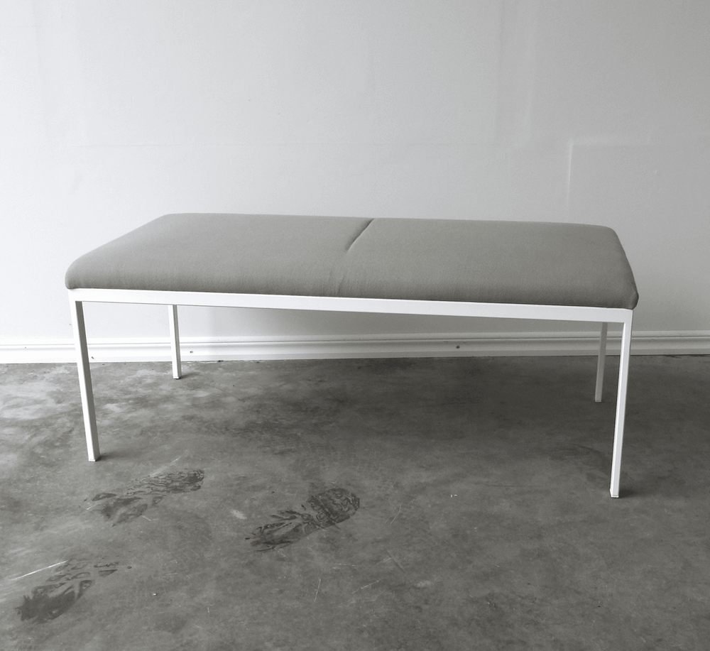 Begagnad sittbänk Create Seating från EFG. Sitsen klädd i grått tyg och underrede i vitt. Mått: Bredd 114 cm, Djup 57 cm, Höjd 44 cm, Sitthöjd 44 cm. 