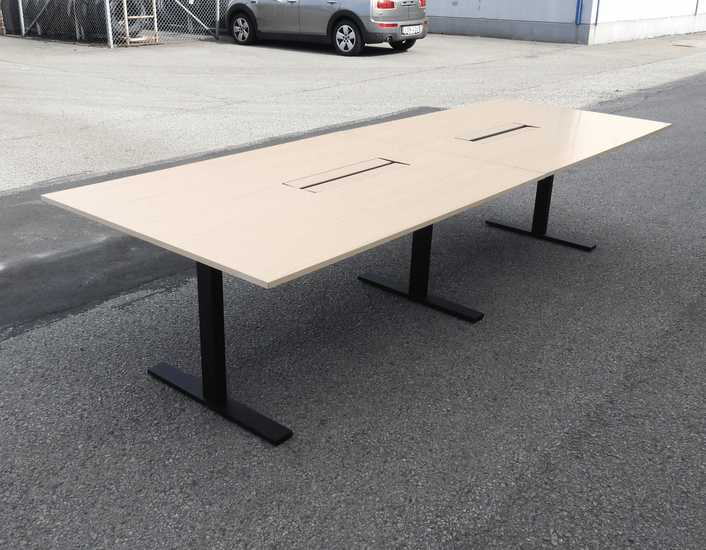 Begagnat konferensbord VX från Horreds i ljus ask med infällda powerboxar, svart stativ. Mått: bredd 320 cm, djup 110 cm och höjd 72.5 cm. 