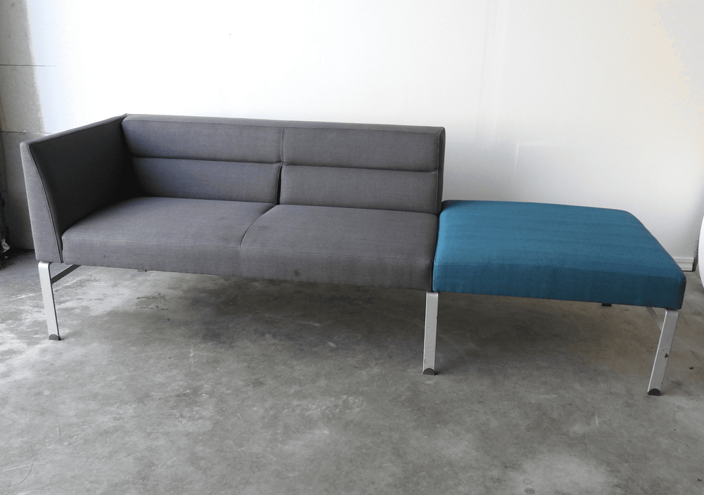 Begagnad modulsoffa Wilson från Kinnarps i grått tyg med och turkos sittpuff. Bredd: 220 cm, djup: 79 cm, höjd: 74 cm. 