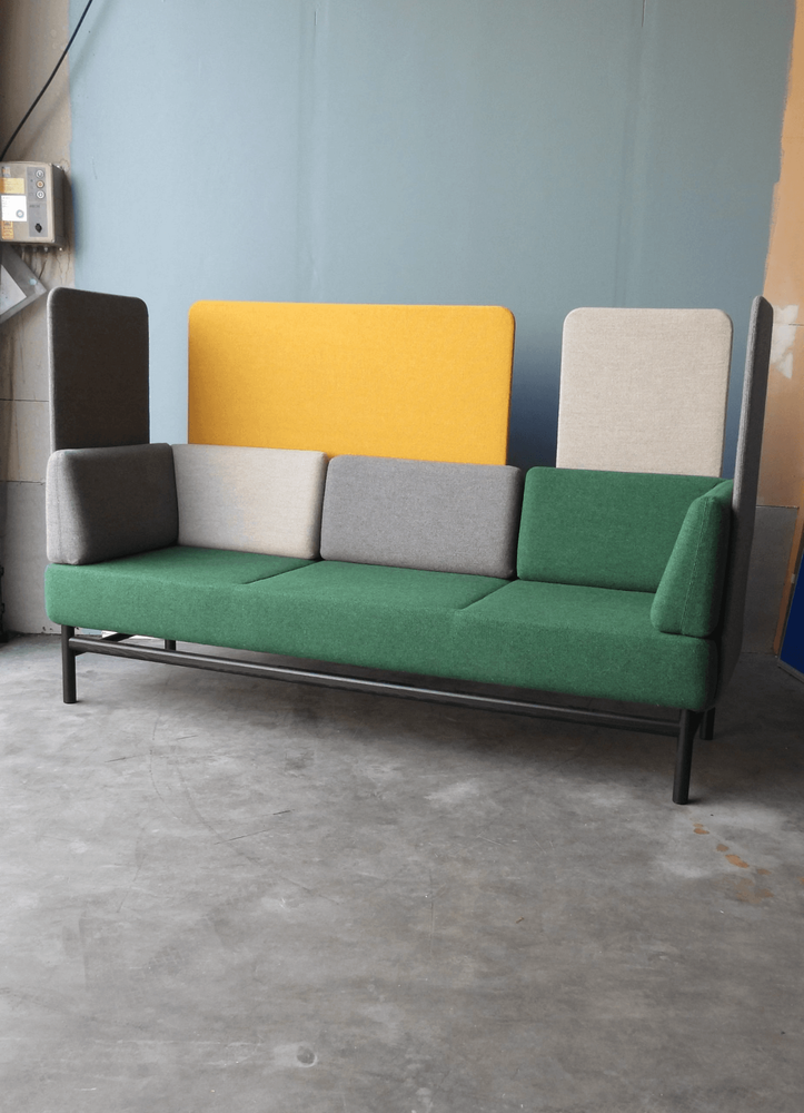 Begagnad soffa med hög rygg Pop från Gärsnäs. Klädd i b.la grön textil, ben i betsad ek. Mått; Bredd 210 cm, djup 70 cm, totalhöjd 130 cm, sitthöjd 45 cm.