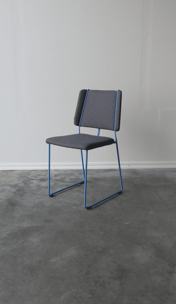 Begagnad konferensstol Frankie från Johanson Design. I grå textil med ljusblått stativ. Mått: bredd 45,5 cm, djup 49,5 cm och höjd 82 cm, sitthöjd 47 cm. 