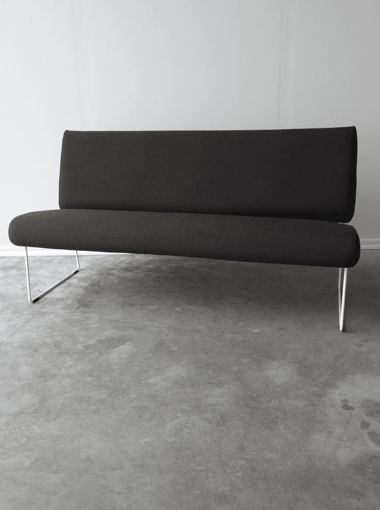 Begagnad soffa Friends från Johanson Design. I mörkbrun textil med ett vitt underrede i metall. Mått: Bredd 160 cm, Djup 67 cm, Höjd 84 cm, Sitthöjd 46 cm. 