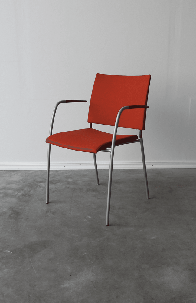 Begagnad konferensstol Spira från Lammhults. I orange färg, armstöd av svart plast och stativ i grått. Mått: bredd 55 cm, djup 56 cm, höjd 83 cm, sitthöjd 45 cm. 
