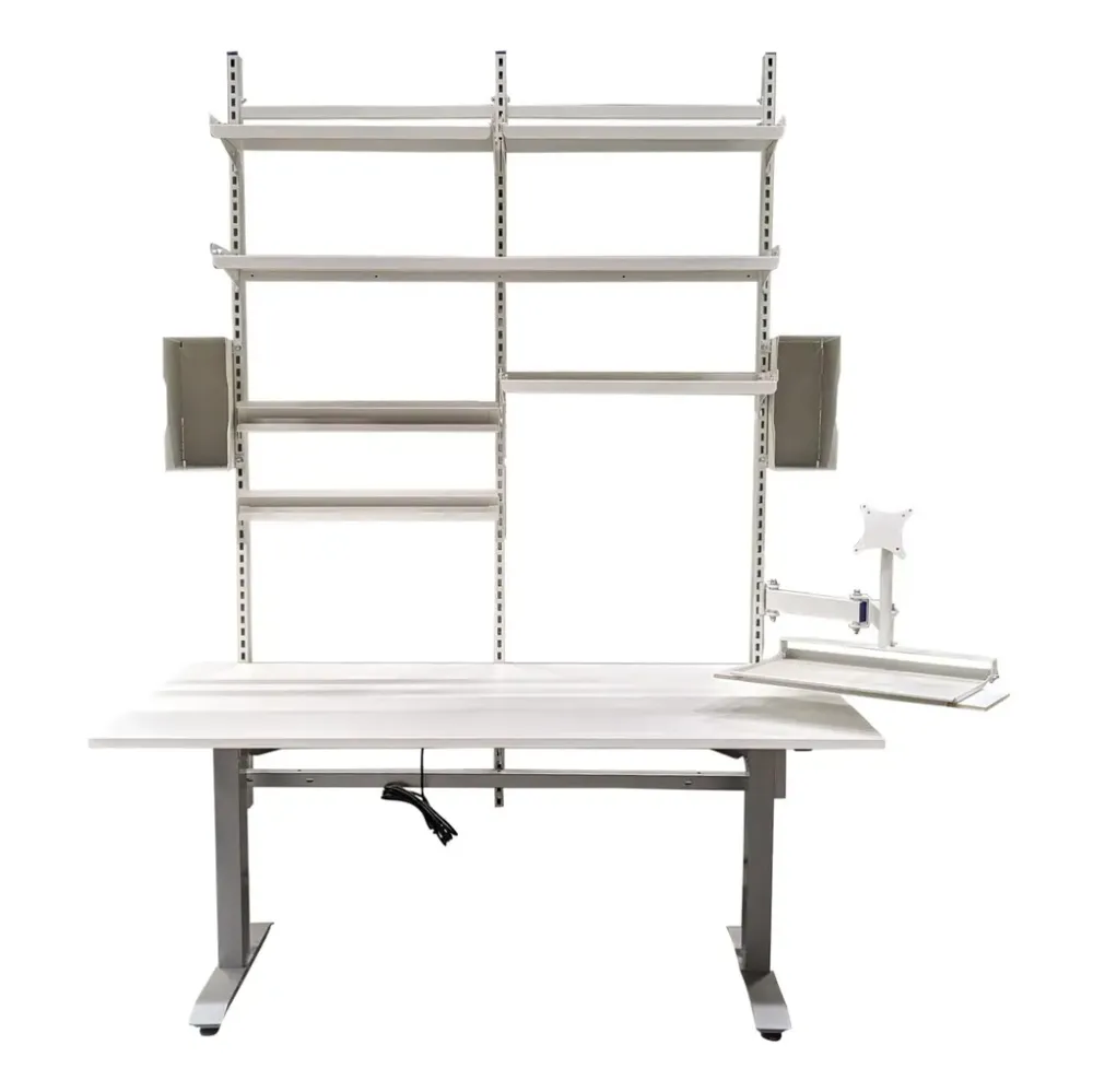 Praktiskt packbord med en bredd på 166 cm, höjd 253 cm, djup 93 cm. Bordet är höj- och sänkbart vilket gör det möjligt att anpassa efter olika behov under dagen. Den vita färgen kompletteras med grå detaljer för en modern look.