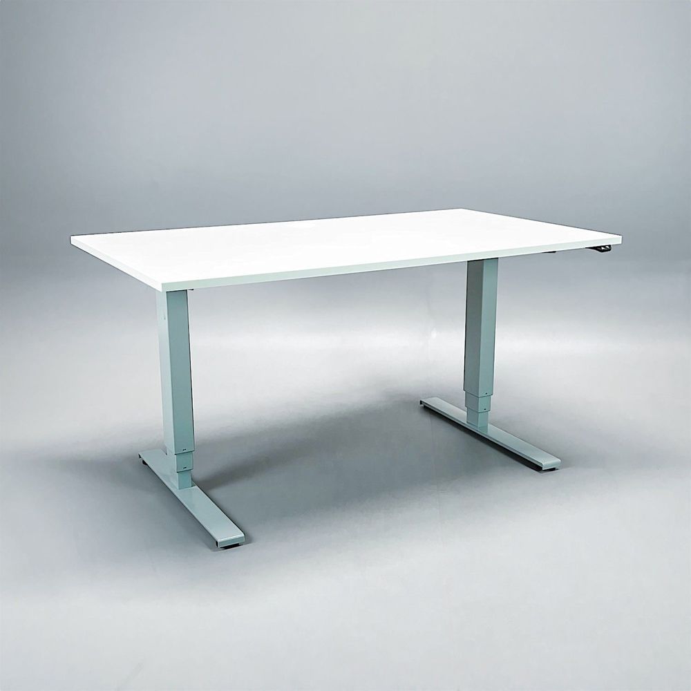 Begagnat höj och sänkbart skrivbord i vitt med silvrigt stativ. Mått: bredd 140 cm och djup 80 cm, justerbar höjd 70 - 120 cm. 