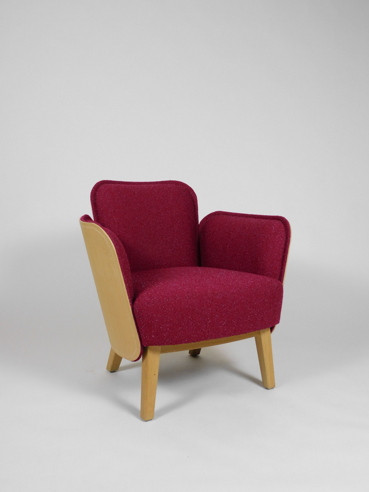 Begagnad fåtölj Julius från Gärsnäs. Rygg samt armstöd i ek och rödklädd på insidan med tyg. Mått: bredd 80 cm, djup 72 cm, höjd 77 cm och sitthöjd på 43 cm. 