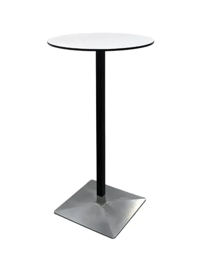 Begagnat ståbord från Blå Station. Modell Level. Vit rund bordsskiva med svarta ben och fot i borstat stål. Mått: höjd 107 cm, bredd 60 cm, djup 60 cm.