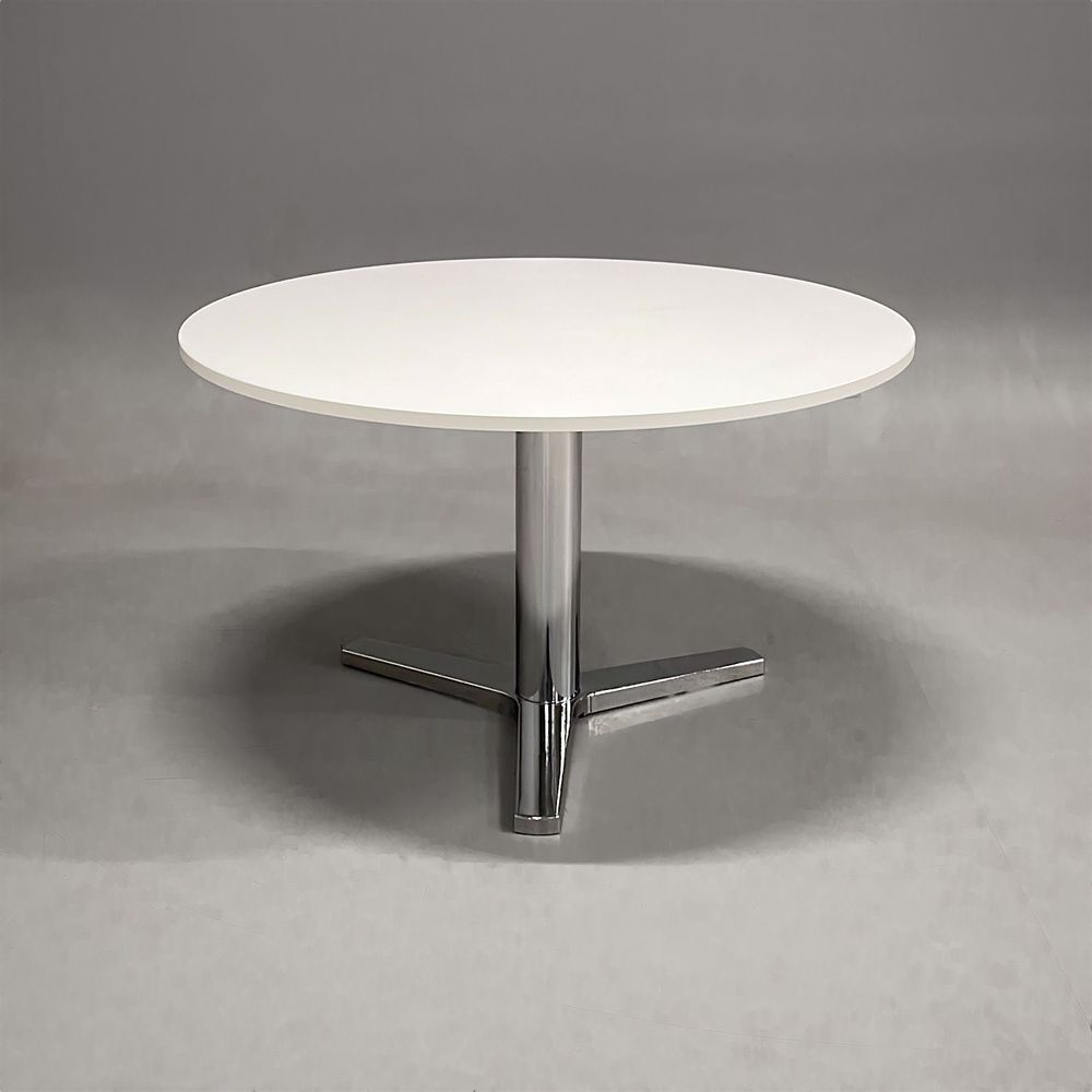 Begagnat konferensbord från Materia, modell Centrum. Rund bordsskiva i vit färg, stativ i krom. Mått: Diameter 120 cm, höjd 72 cm. 