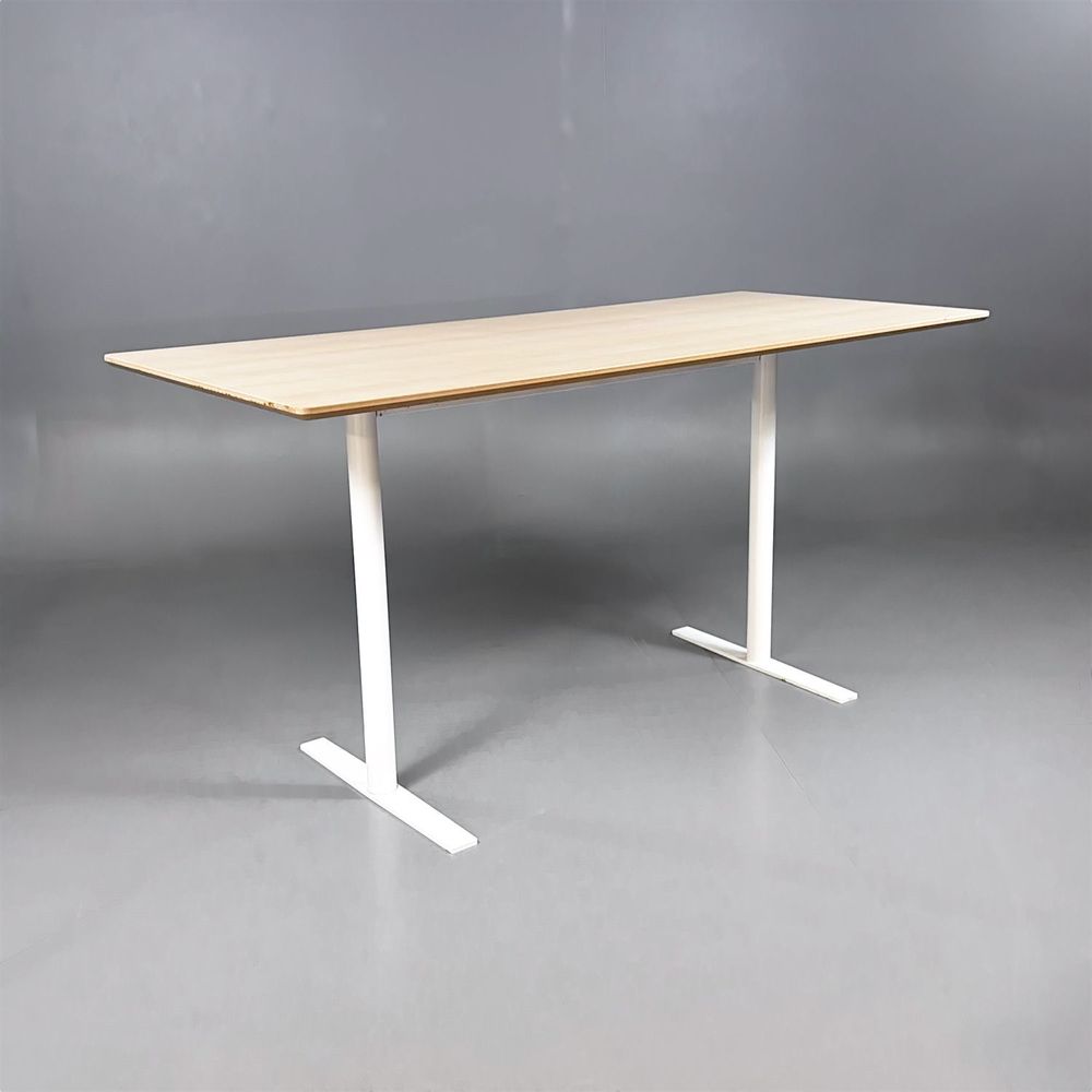Begagnat projektbord i ask med vitfärgat stativ. Mått: Bredd 180 cm, Djup 70 cm, Höjd 90 cm. 