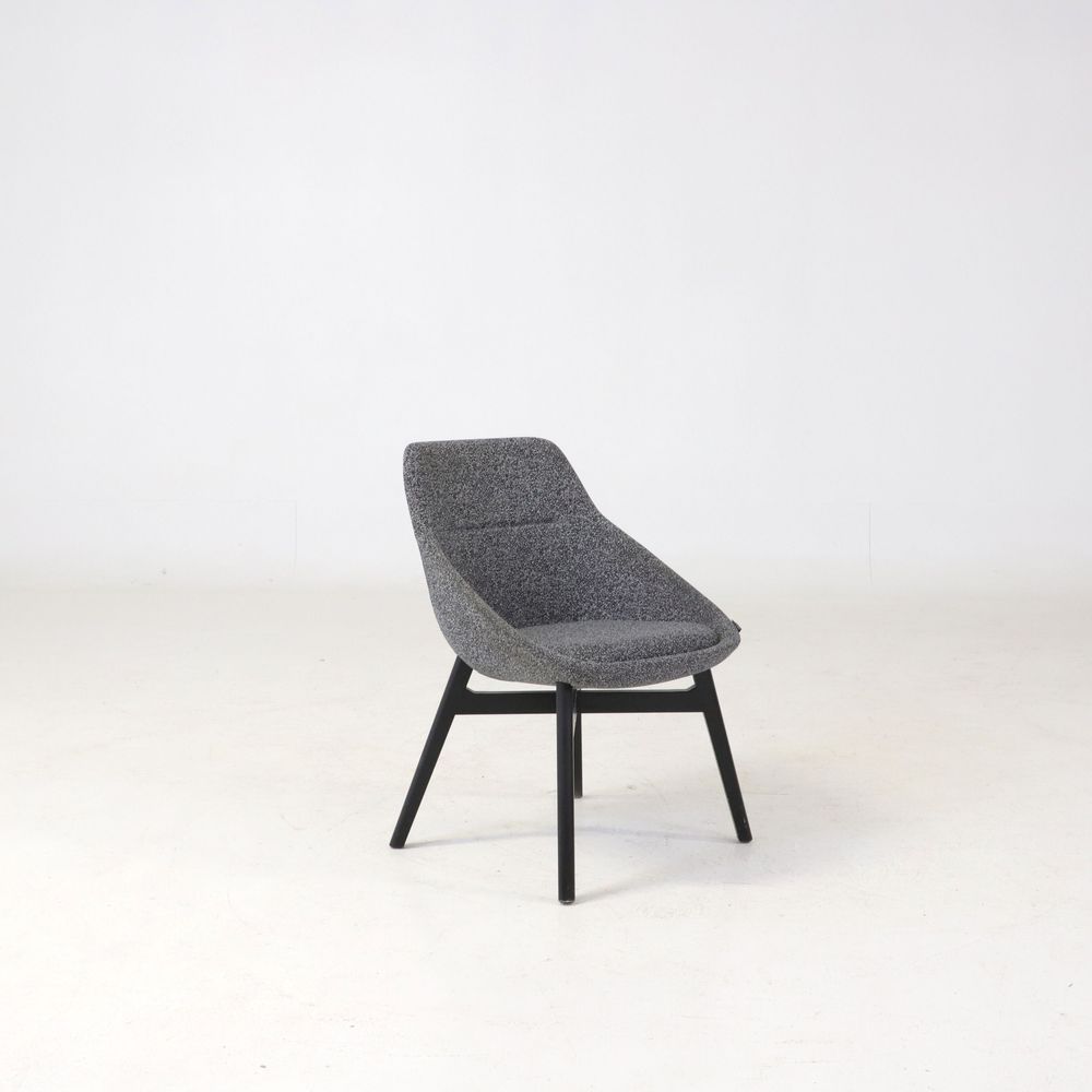 Begagnad fåtölj Ezy Low från Offecct i mörkgrått tyg. Mått: sitthöjd 43 cm, höjd 81 cm, sittbredd 46 cm och sittdjup 44 cm. 