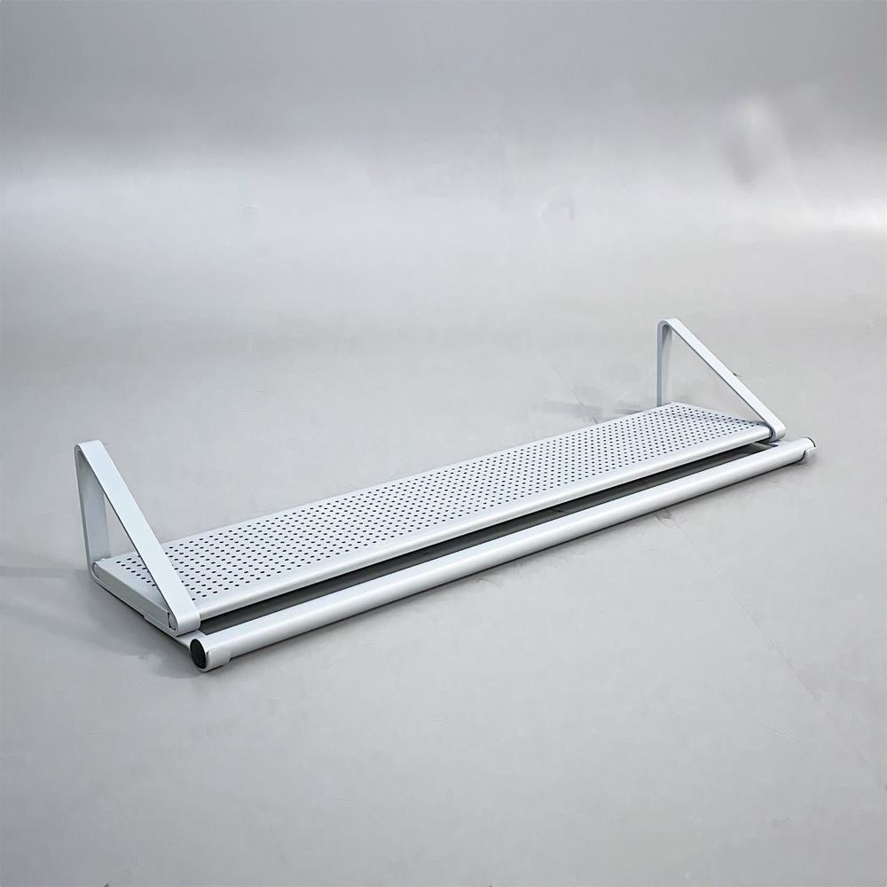 Begagnad hatthylla i silver. Mått: bredd på 120 cm. 