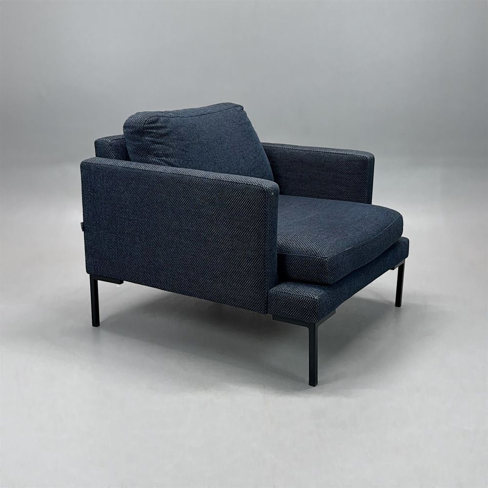 Begagnad fåtölj från Sits, modell Impulse, klädd i blågrått tyg. Mått: Bredd 85 cm, djup 90 cm och höjd 76 cm.