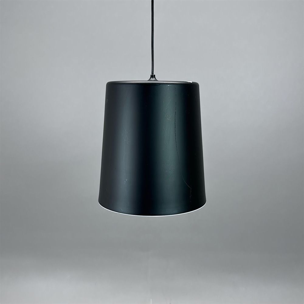 Begagnad taklampa Hide från Zero i svart. Mått diameter 30 cm och höjd 32 cm. 