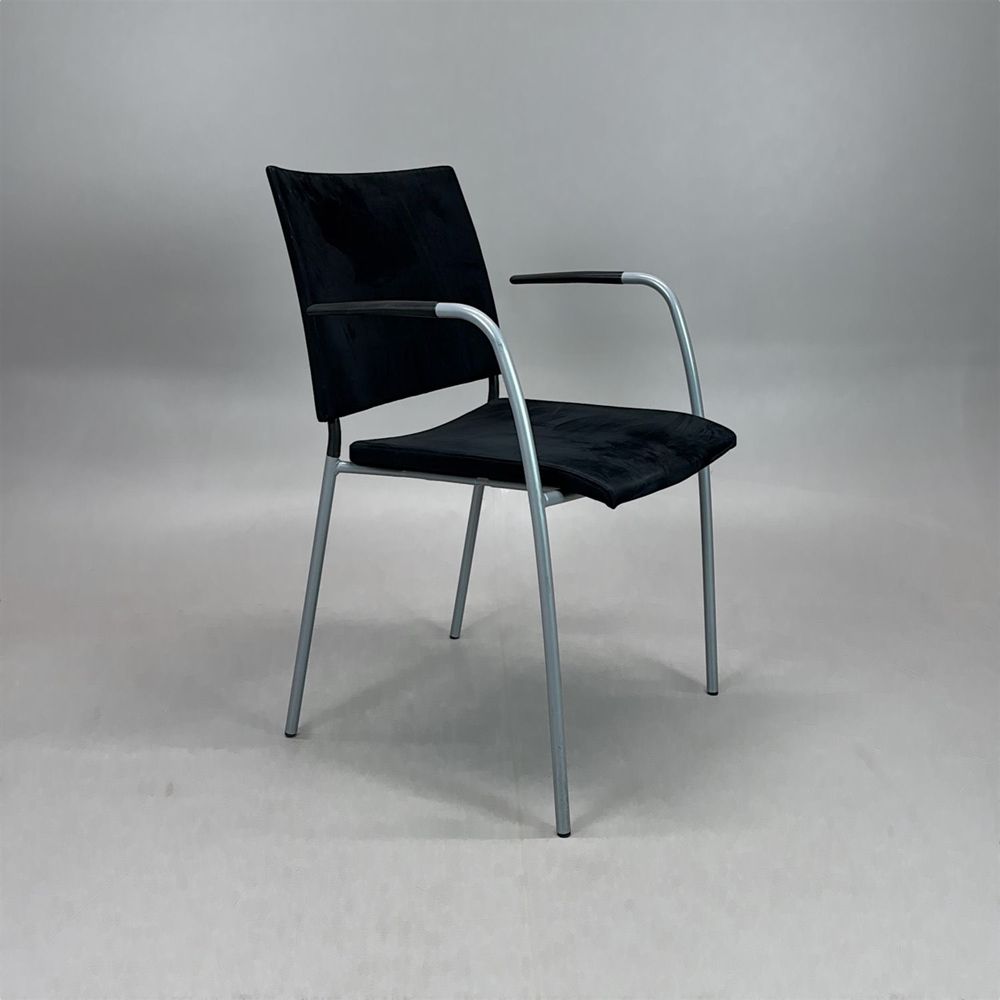 Begagnad konferensstol Spira från Lammhults i svart comforttyg, silverfärgat underrede och armstöd. Mått: Bredd 55 cm, djup 56 cm, höjd 83 cm och sitthöjd 45 cm.