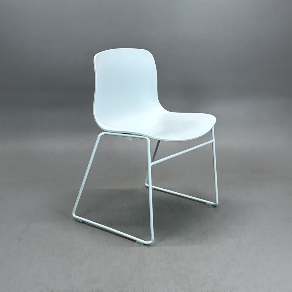 Begagnad konferensstol AAC08 från HAY i vitt med formpressad sits. Mått: Bredd 58 cm, djup 50 cm och sitthöjd 46 cm.