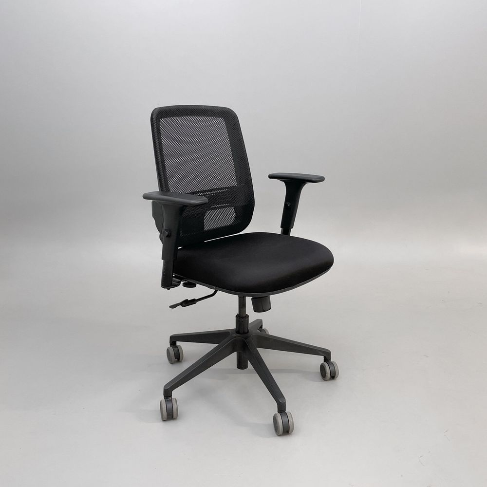 Begagnad kontorsstol Valo Sync från Dauphin i svart. Mått: Justerbar sitthöjd från 42 cm till 52 cm. 