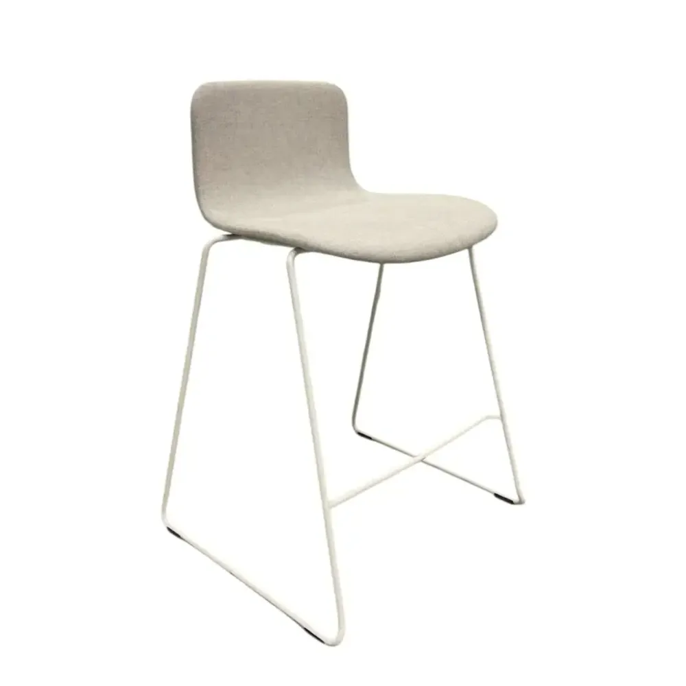 Begagnad barstol Sola från Martela. I ljusgrå/beige färg. Mått: Höjd 88 cm x Bredd 46 cm x Djup 47 cm Sitthöjd 75 cm. 