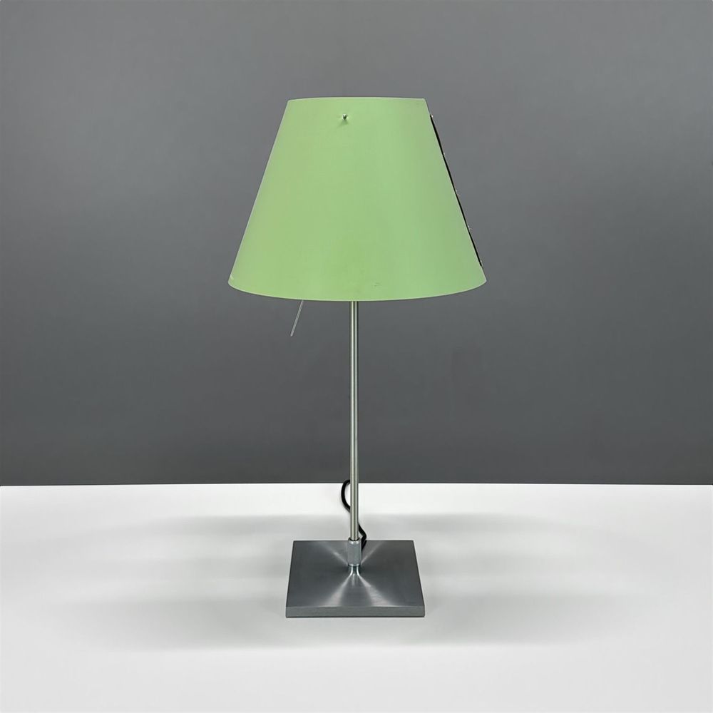 Begagnad bordslampa Costanza från Luceplan i grönt med stativ i satinborstat aluminium. Mått: Bredd 40 cm, höjd 80 cm.