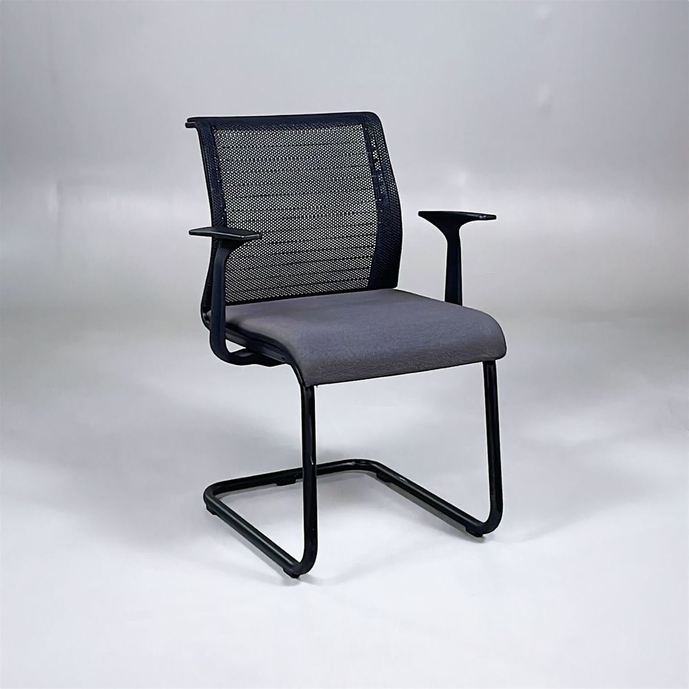 Begagnad konferensstol Think från Steelcase med mörkgrå klädsel, svart meshrygg, och stativ. Mått: Bredd 70 cm, djup 70 cm, höjd 80 cm och sitthöjd 46 cm.