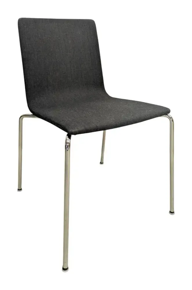 Begagnad konferensstol från Skandiform, modell Bombito, i mörkgrått tyg med kromade ben. Mått: Höjd 76 cm, Bredd 51 cm, Djup 52 cm, Sitthöjd: 45 cm.
