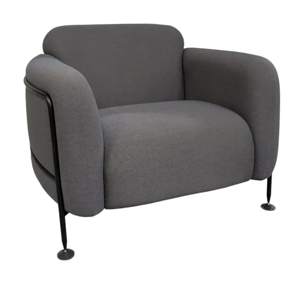 Begagnad fåtölj Mega Armchair från Massproductions i grått tyg. Mått: Höjd 79 cm x Bredd 100 cm x Djup 90 cm Sitthöjd: 42 cm. 