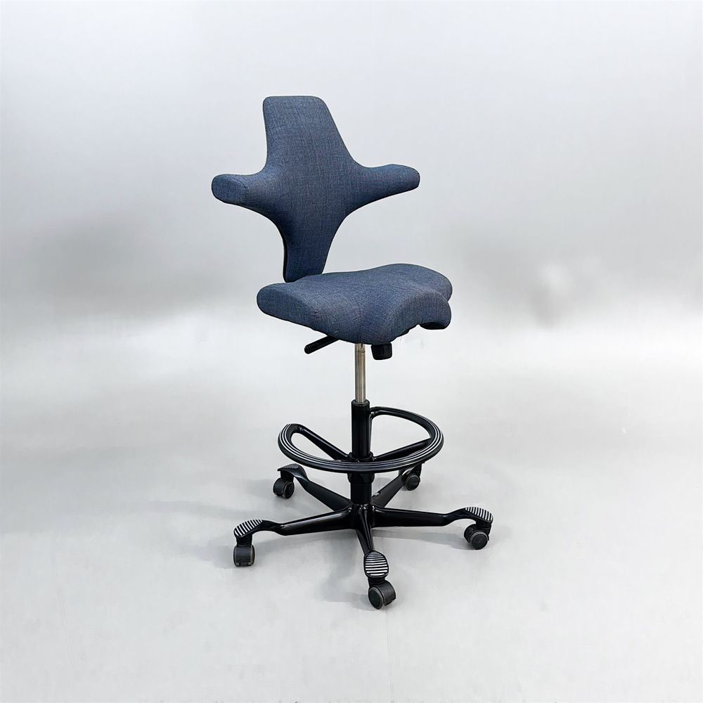 Begagnad kontorsstol med sadelsits Capisco 8106 från HÅG i blågrått tyg. Mått: Sitthöjd justerbar från 47 till 65.5 cm. 