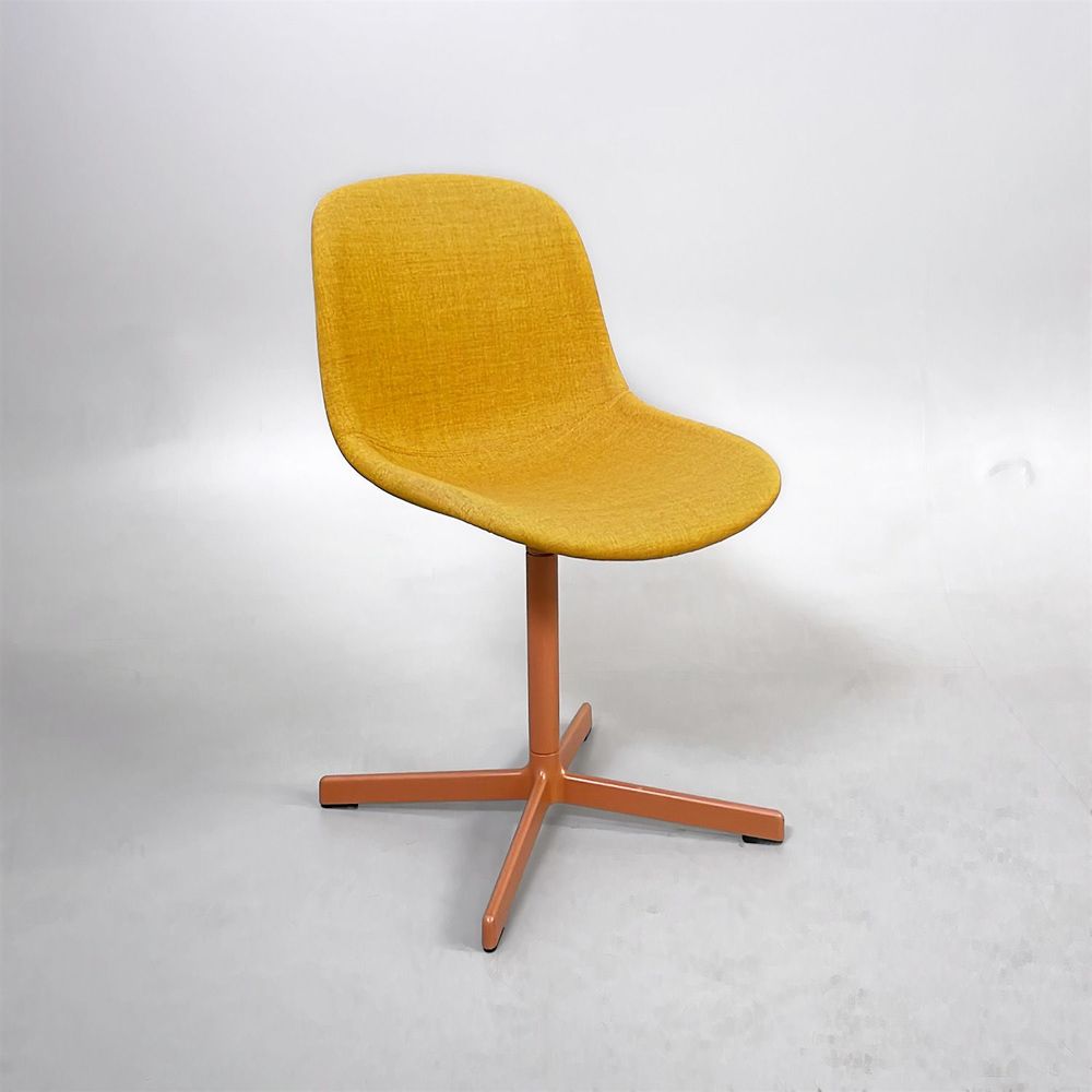 Begagnad konferensstol från HAY, modell Neu10. Helklädd gult tyg, med pulverlackerat stålstativ. Mått: Bredd: 46 cm, Djup: 52.5 cm, Höjd: 82 cm, Sitthöjd: 45 cm. 