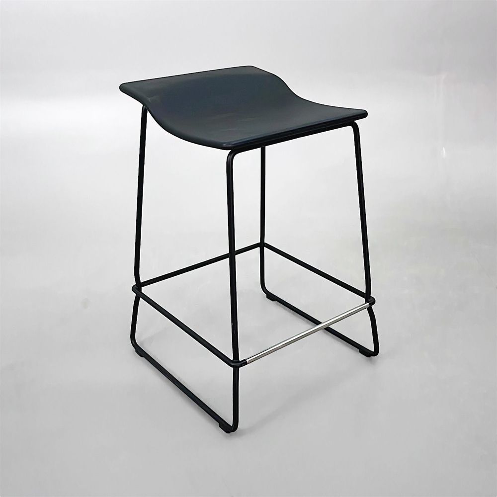 Begagnad svart barpall från Viccarbe modell Last Minute med minimalistisk design. Mått: Bredd 44 cm, Djup 43 cm, Höjd 64 cm, Sitthöjd 62 cm.