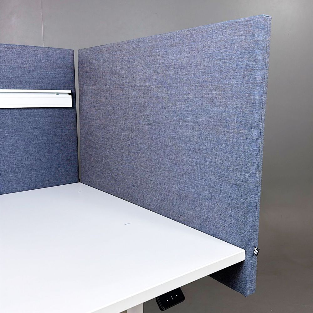 Begagnad bordsskärm VX från Horreds i blått. Mått: bredd 80 cm, höjd 60 cm. 