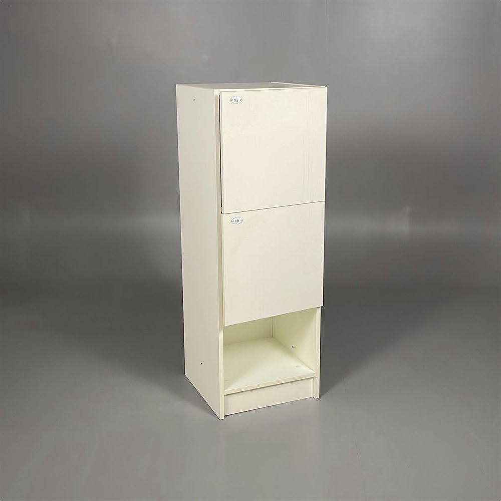Begagnat personalskåp från Övrig med två luckor i vit färg. Utrustad med RFID-lås för hög säkerhet. Mäter 45x47x130 cm. Garanti 2 år.