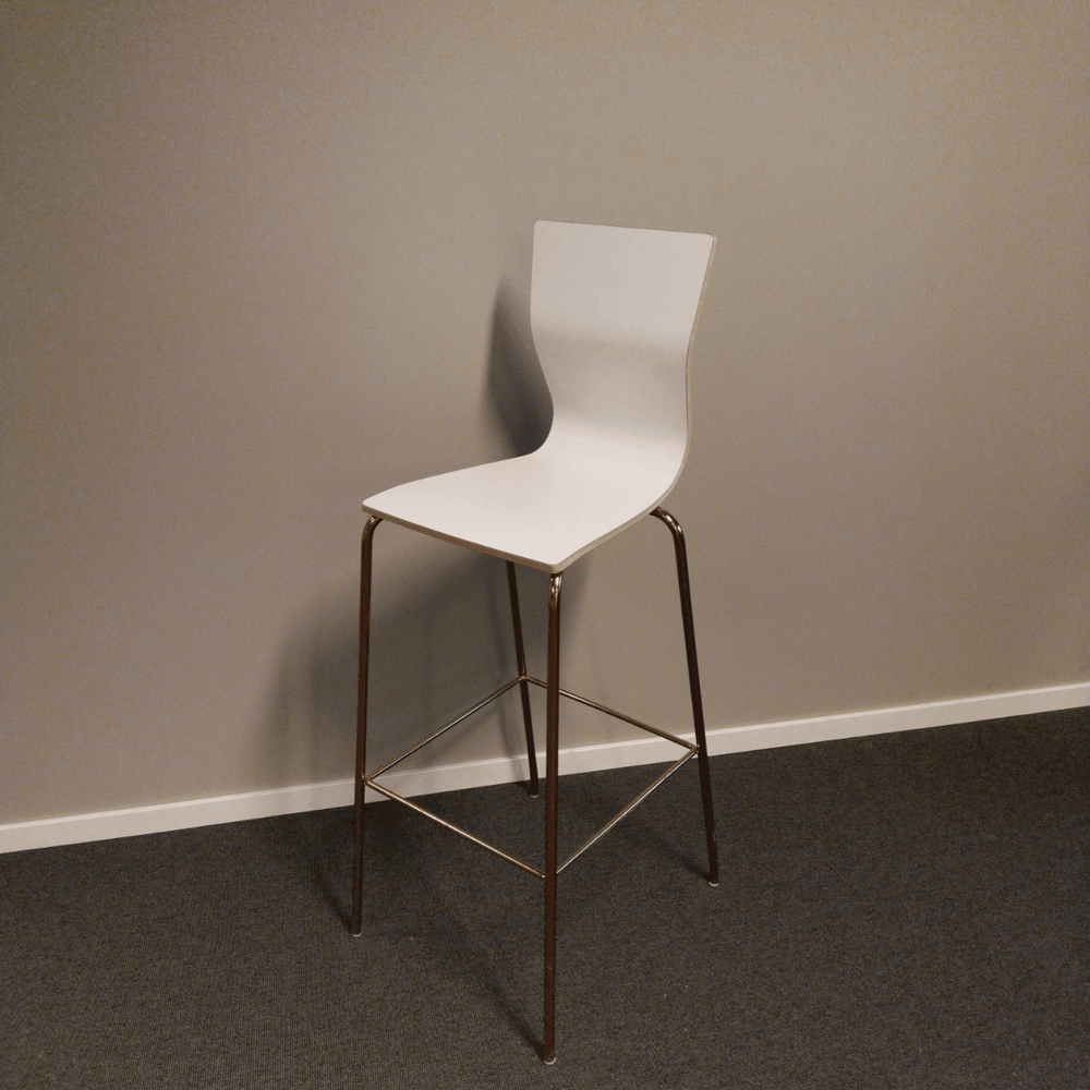 Begagnad barstol Graf från EFG. Vit laminat med kopparfärgat stativ. Mått: Bredd 42 cm x Djup 49 cm x Höjd 108 cm, Sitthöjd 78 cm.