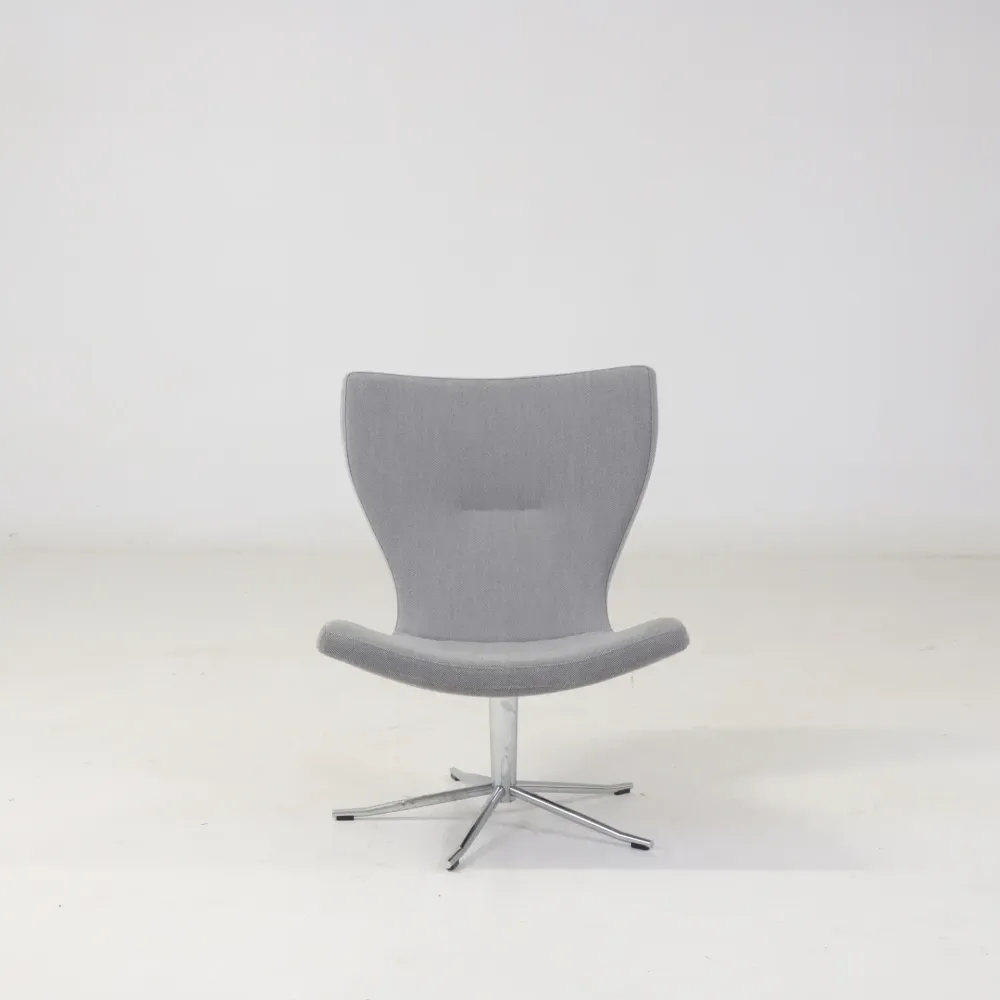 Begagnad fåtölj Gyro från Conform i grått tyg. Mått: Sitthöjd 44 cm, höjd 88 cm, bredd 70 cm och djup 66 cm.