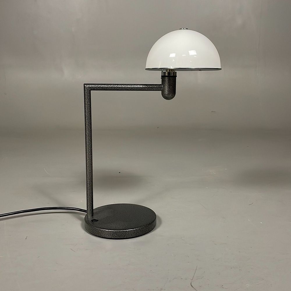 Begagnad Bordslampa Bill från Zero med lamphuvud i vit färg och grå fot. Höjd: 50 cm.