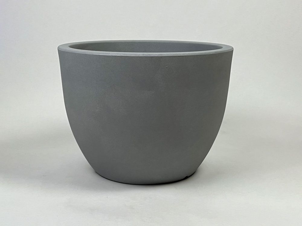 Begagnad kruka Orione Götessons i ljusgrå polyeten. Mått: Diameter 37.5 cm, bredd 40 cm, höjd 29.5 cm. 