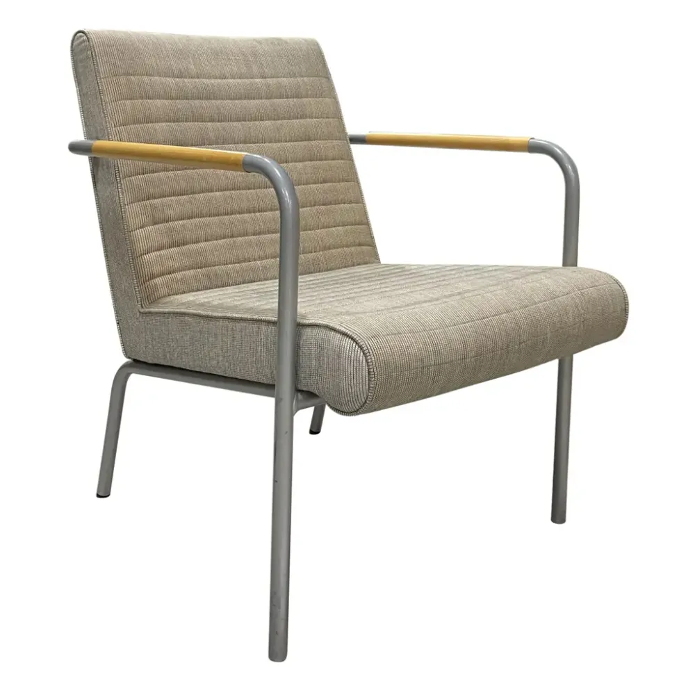 Begagnad konferensstol från Offecct, modell Quilt, klädd i beige tyg. Mått: Höjd 73 cm x Bredd 57 cm x Djup 72 cm. Sitthöjd: 40 cm.