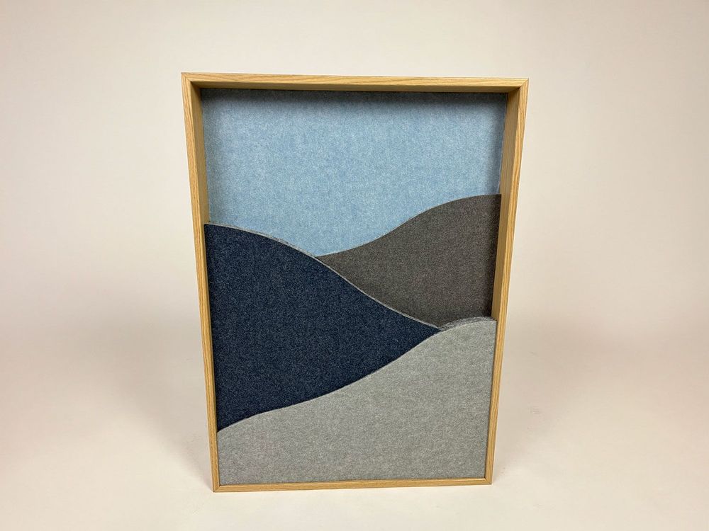 Begagnad väggabsorbent från Götessons, modell Landscape Coastline EcoSUND®, färg blå med ekram. Mått: bredd 52.4 cm och höjd 72.4 cm. 