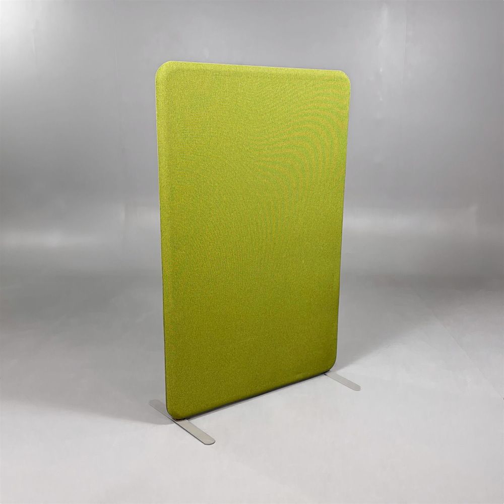 Begagnad golvskärm Softline 50 från Abstracta i mossgrönt tyg. Mått: Bredd 80 cm, Djup 5 cm, Höjd 120 cm. 
