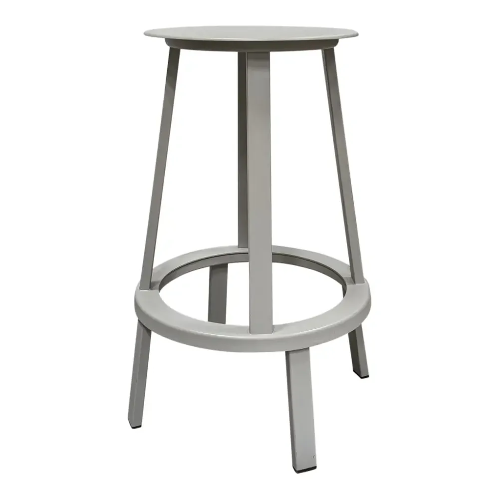 Begagnad barstol från Hay, modell Revolver Bar Stool Low. I grått, skålad sits och raka, vinklade ben, roterbar. Mått: Höjd 65 cm x Bredd 44 cm x Djup 44 cm. 