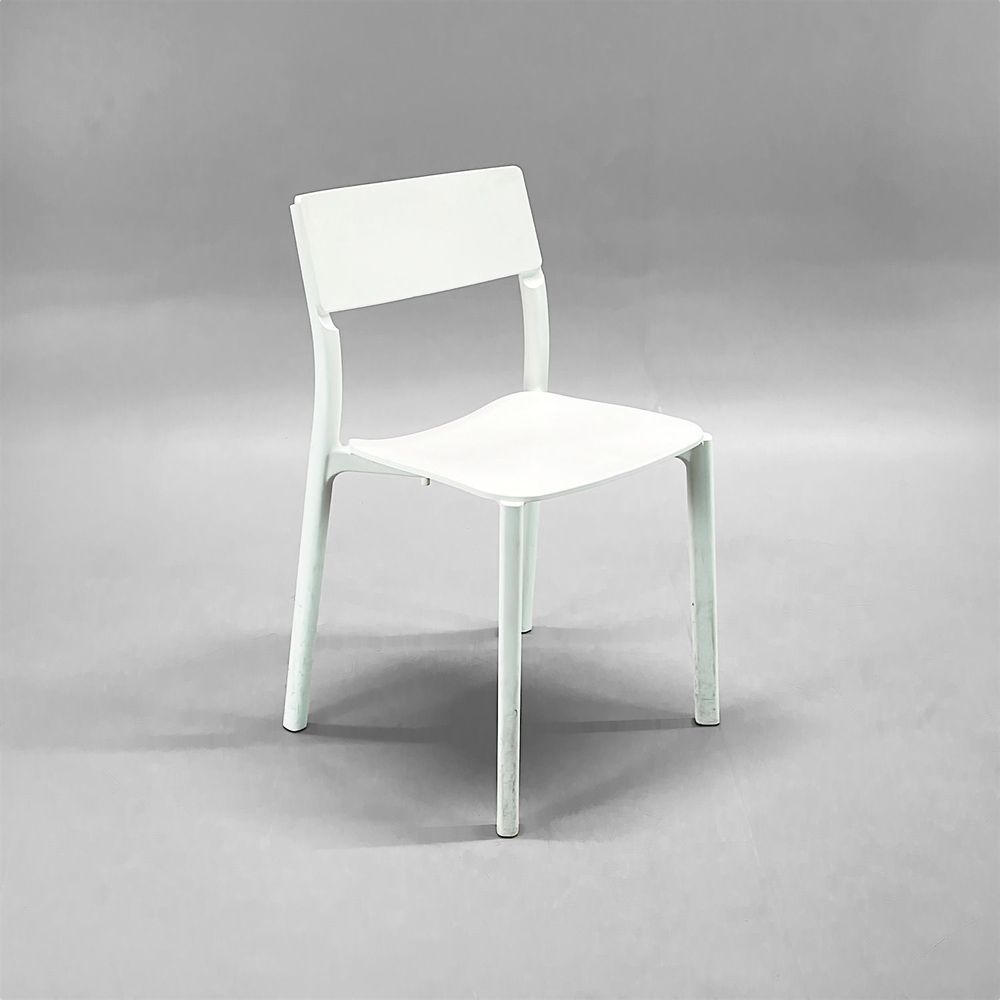 Begagnad stol från IKEA, modell Janinge. I vit färg. Mått bredd 50 cm, djup 46 cm, höjd 76 cm och sitthöjd på 44 cm. Tillverkad i slitstark förstärkt propylenplast och kan staplas.