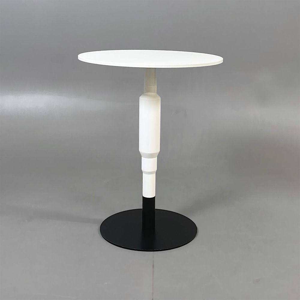 Begagnat vitt runt cafébord från Minus Tio, modell Cosmos. Pelarstativ i vitt med svart fot. Mått: Höjd 73 cm, diameter 58 cm. Passar utmärkt i moderna rum såsom fikarum eller loungen.