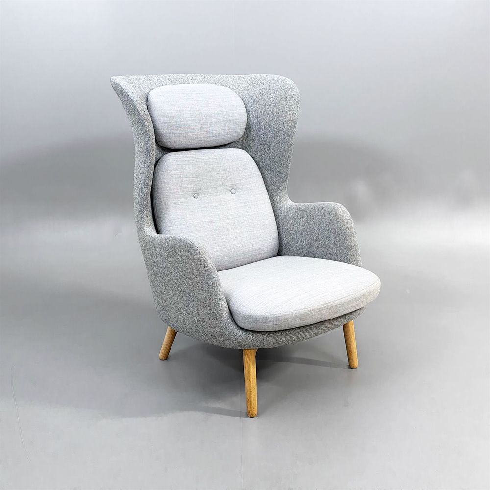 Begagnad fåtölj Ro JH2 från Fritz Hansen i ljusgrått med ben i ek. Mått: bredd 80 cm, djup 97 cm, höjd 113 cm, sitthöjd 43 cm. 