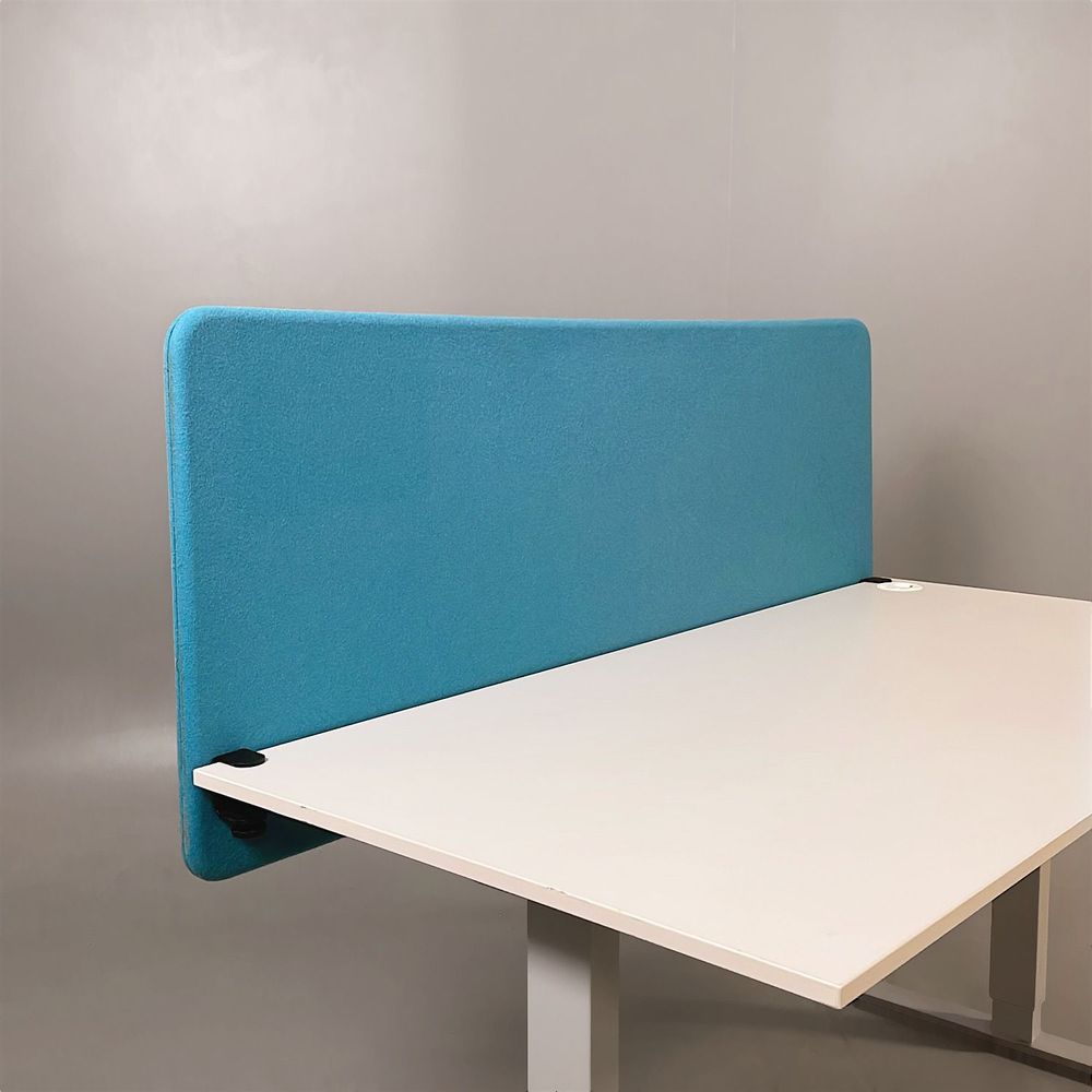 Begagnad blå rektangulär bordsskärm från Abstracta modell Softline i blått. Mått Bredd: 160 cm, Djup: 3 cm, Höjd: 65 cm.