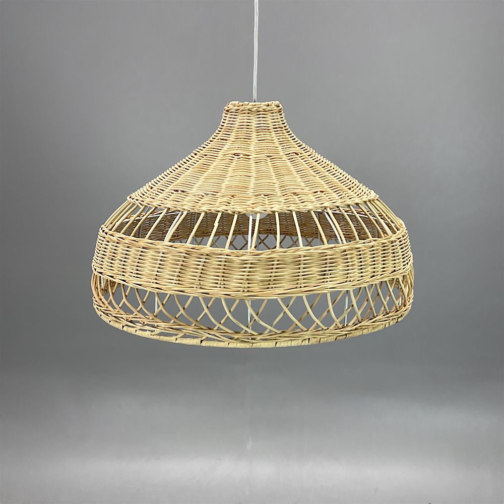 Begagnad taklampa i rotting. Mått: diameter 63 cm och höjd 39 cm.