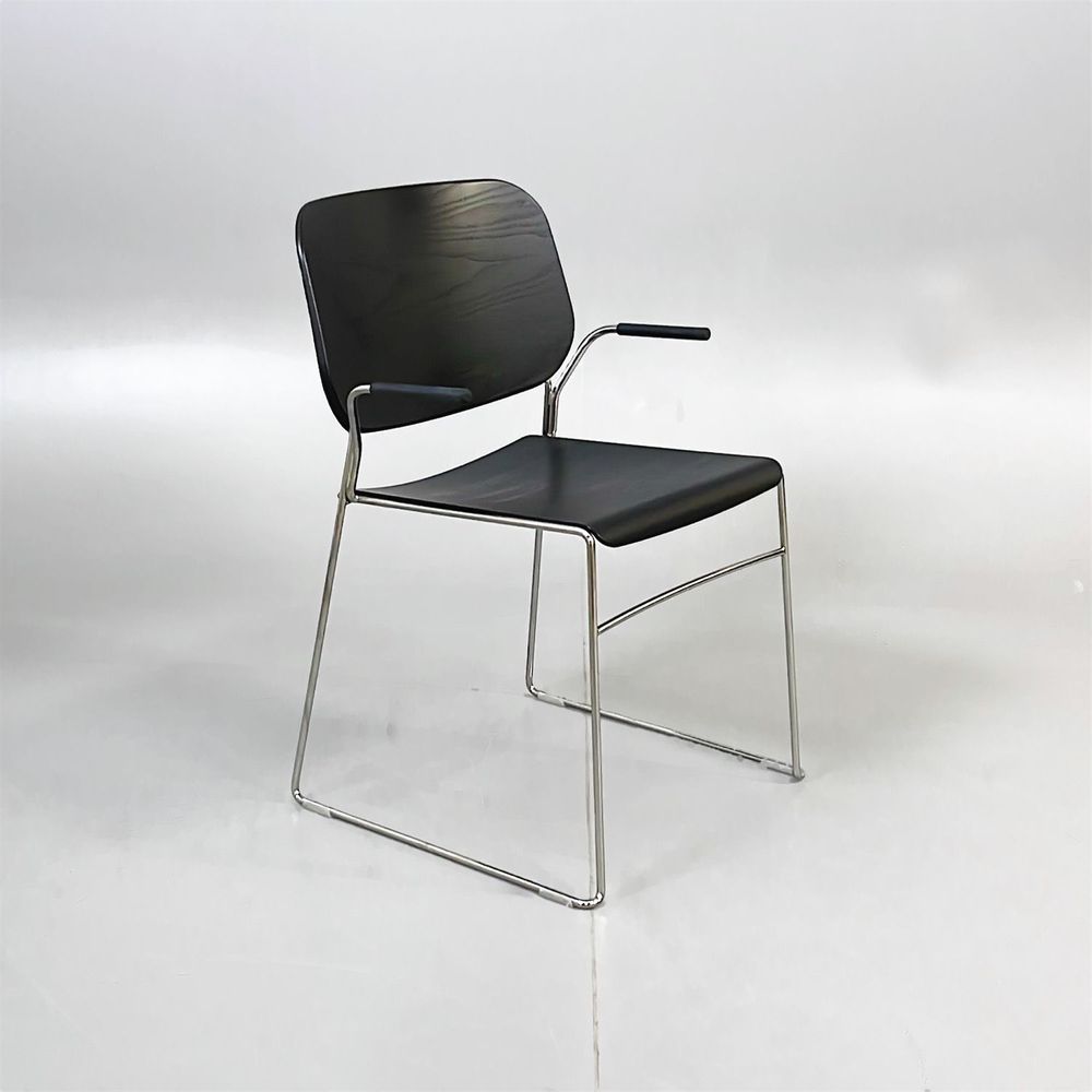 Begagnad stol från Offecct. Modell Lite i svart färg, i träfanér och kromstativ. Med armstöd. Mått: Bredd 51 cm x Djup 54 cm x Höjd 78 cm, Sitthöjd 45 cm.