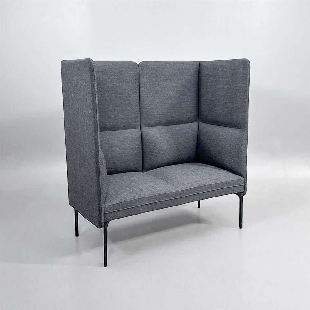 Begagnad soffa med hög rygg Senso från Fora Form i grått med svarta ben. Mått: Bredd 132 cm, Djup 66 cm, Höjd 120 cm, Sitthöjd 46 cm. 